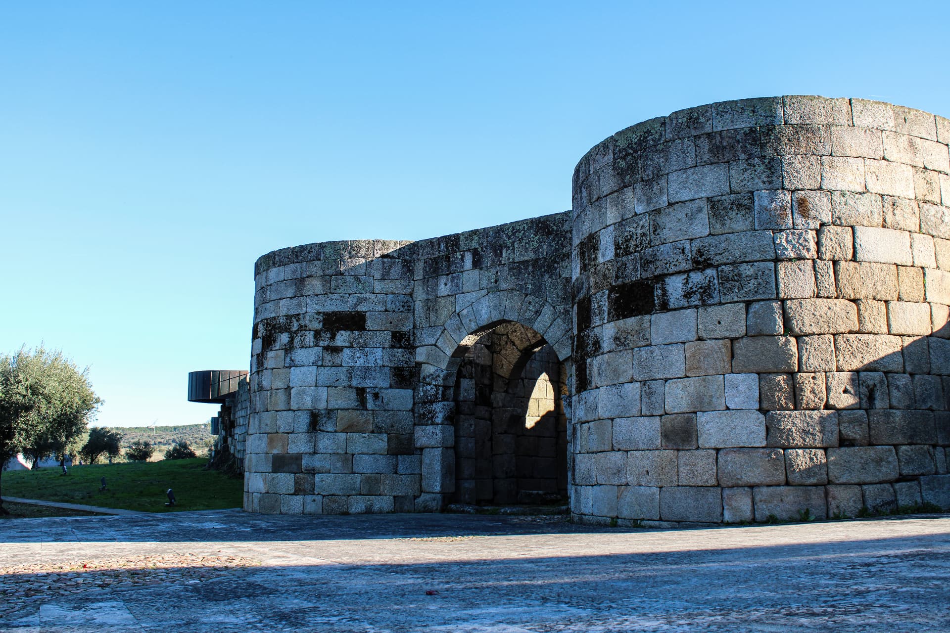 The ancient gateway in the walls of Idanha-a-Velha (photo: Ricardo Tito)