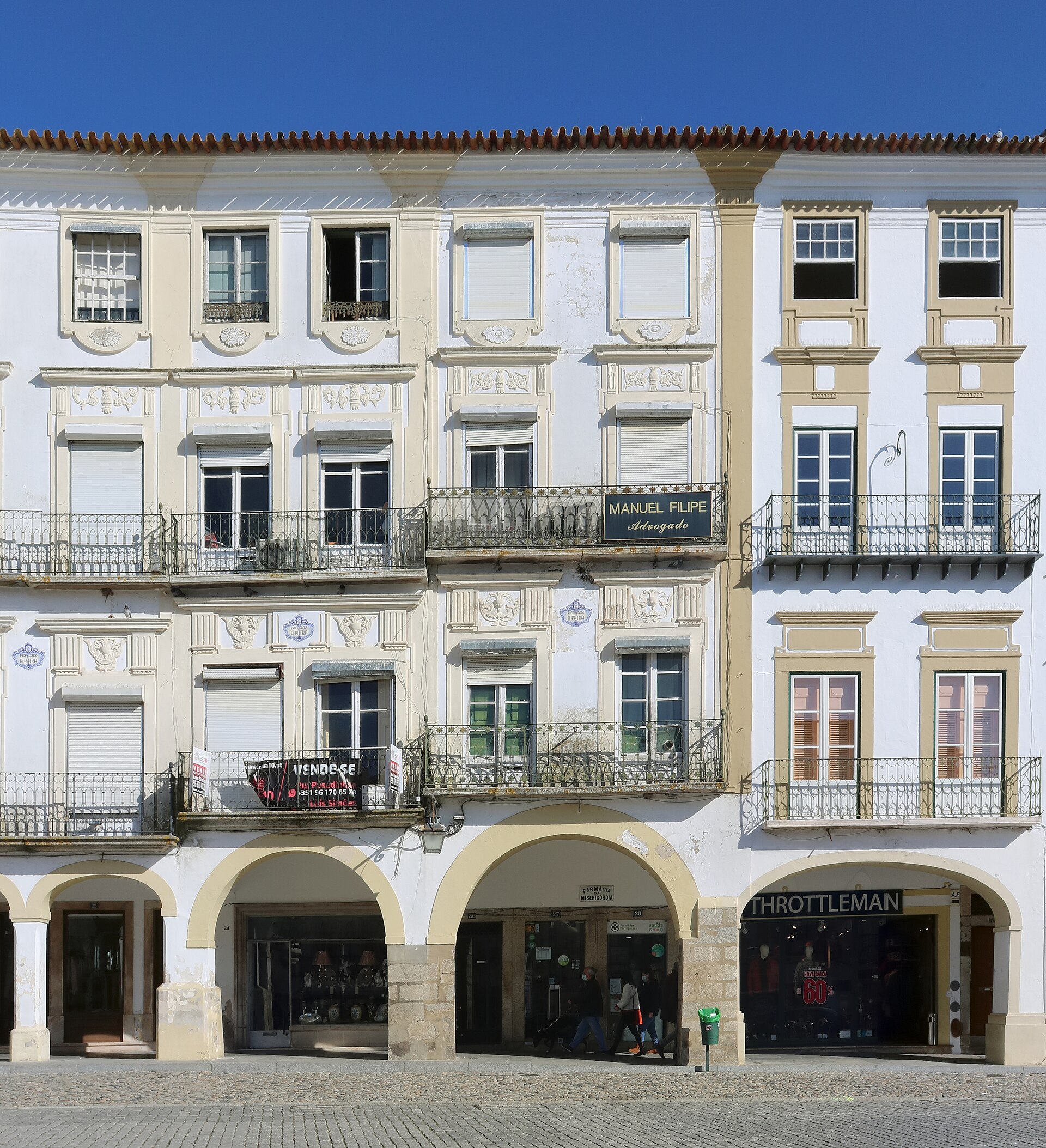Arcades of Praça do Giraldo, Évora (photo: Ingo Mehling, Wikimedia Commons, CC BY-SA 4.0)