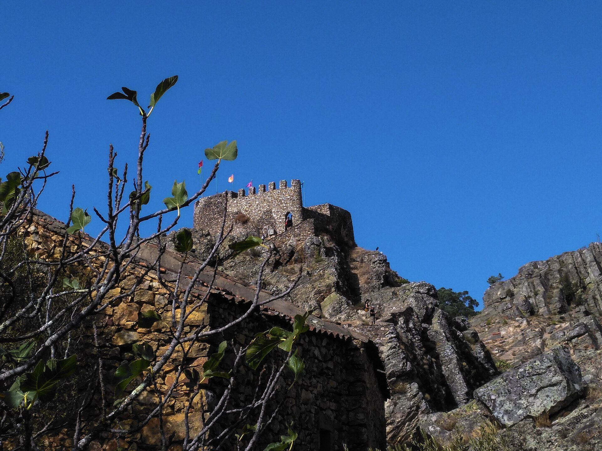 Penha Garcia castle above the rocks (photo: IldaRobalo, Wikimedia Commons, CC BY-SA 4.0)
