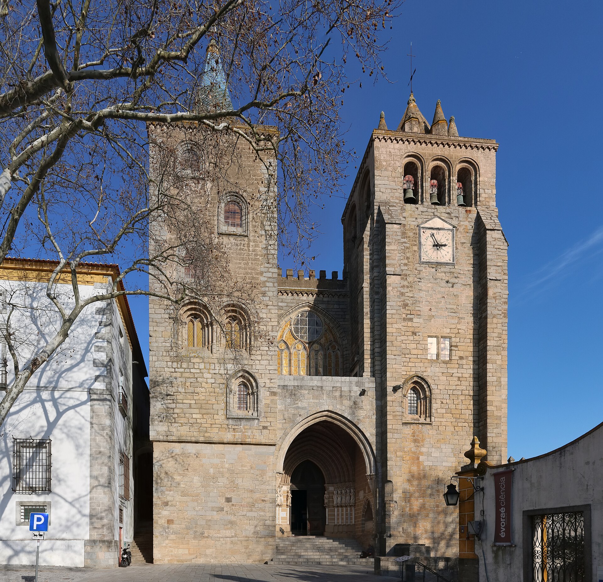 Façade of Évora Cathedral (photo: Ingo Mehling, Wikimedia Commons, CC BY-SA 4.0)
