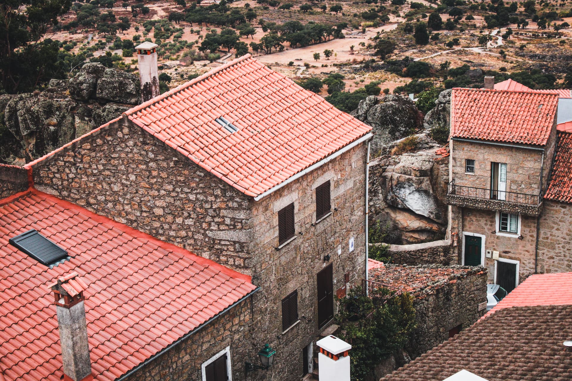 Monsanto village houses built among giant granite boulders (photo: Ricardo Tito)