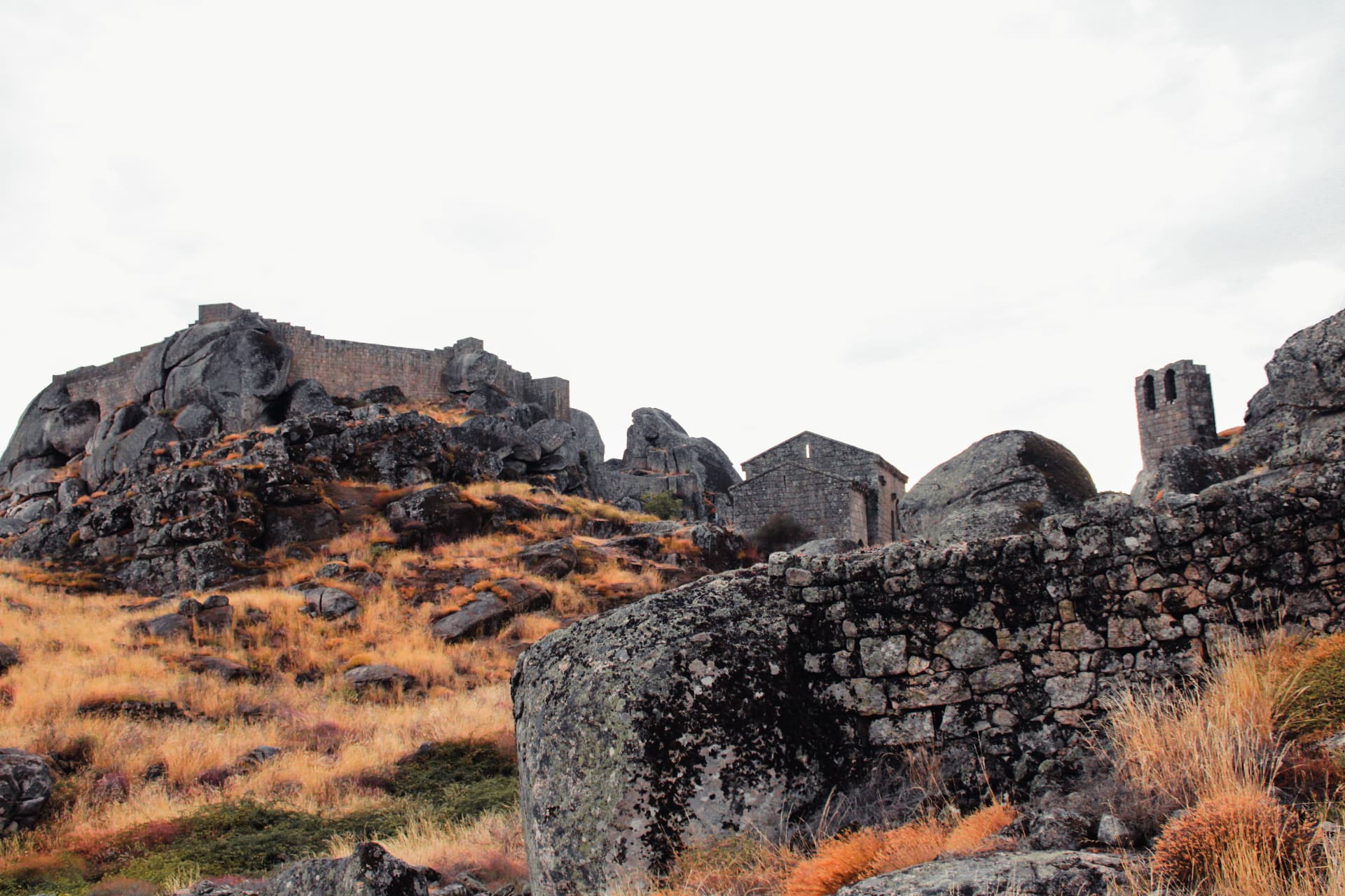 Monsanto Castle walls and chapel on the granite boulders (photo: Ricardo Tito)